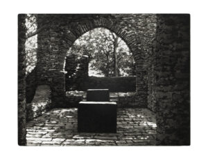 Kapelle II
Aquatinta, Weichgrund auf Bütten
29 x 33 cm
2025